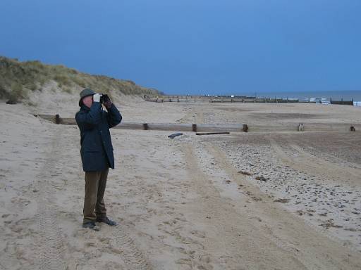 15_34-1.jpg - Dad on the Norfolk Coast. Boxing day 2004.